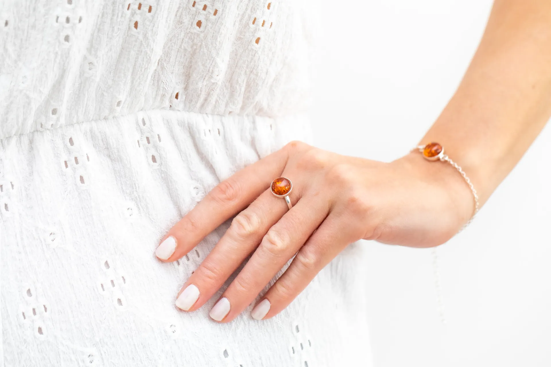 ESSENTIALS Link Chain Amber Bracelet - Minimalist Baltic Amber Jewelry for Everyday Elegance