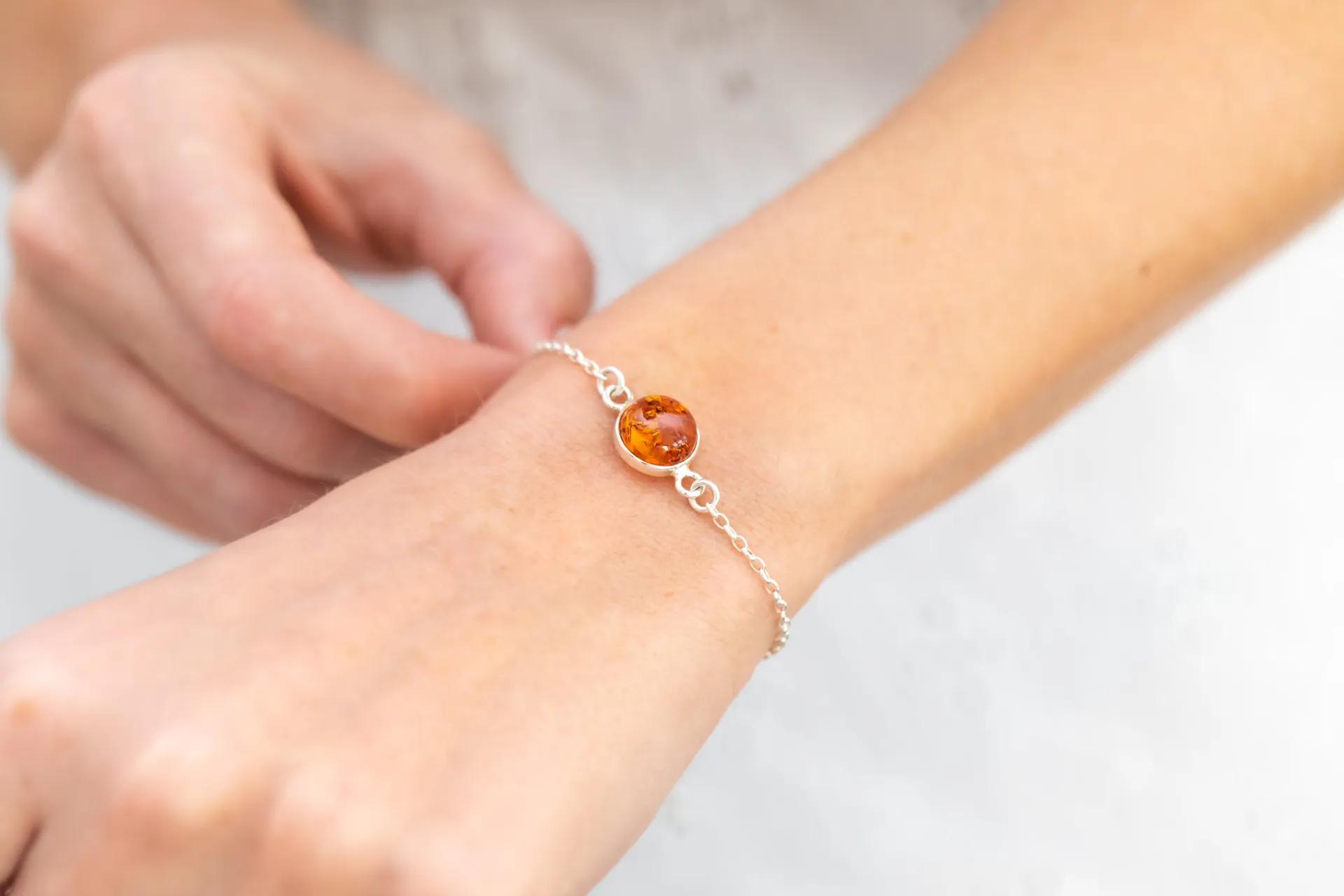 ESSENTIALS Link Chain Amber Bracelet - Minimalist Baltic Amber Jewelry for Everyday Elegance