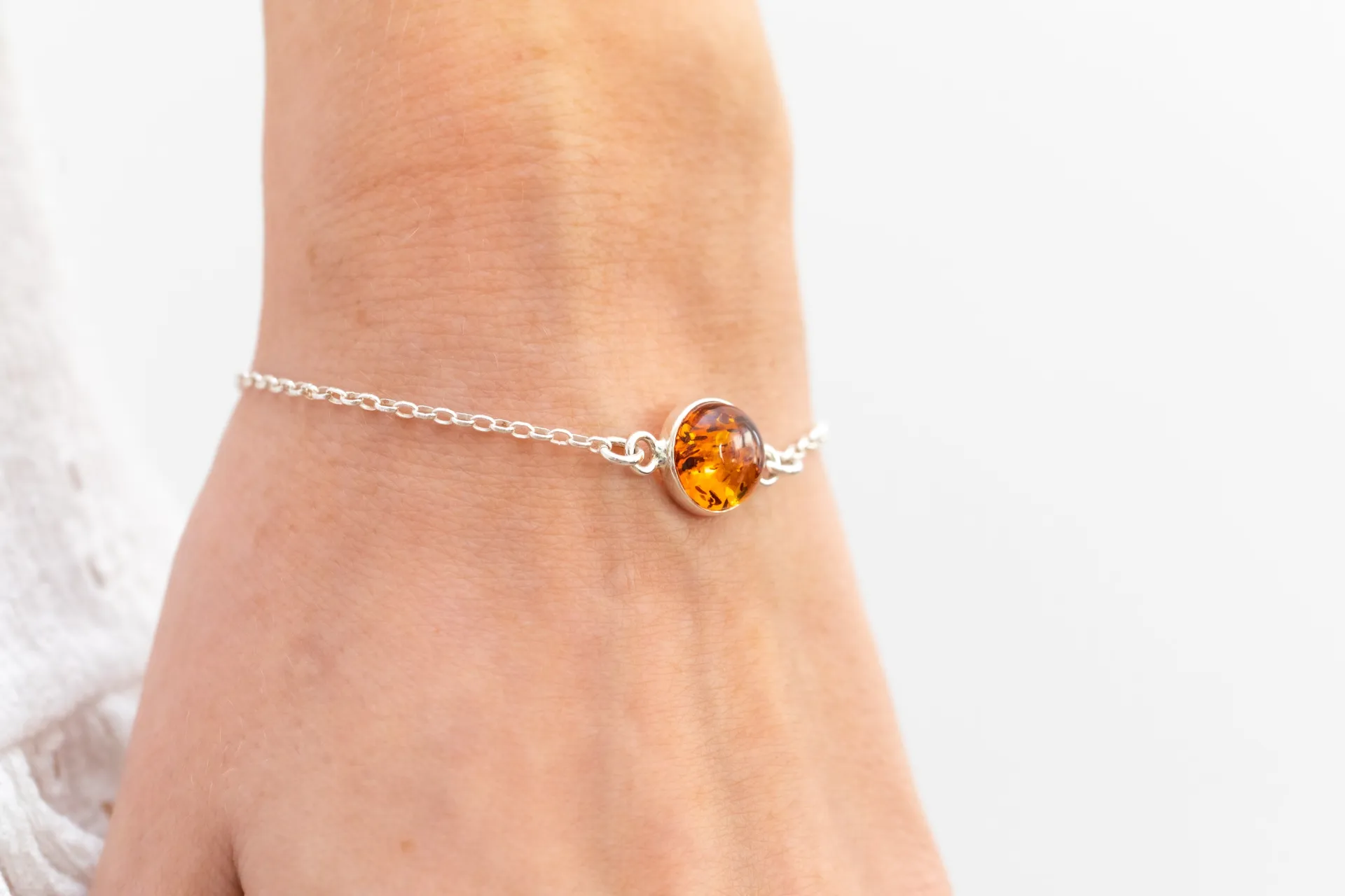 ESSENTIALS Link Chain Amber Bracelet - Minimalist Baltic Amber Jewelry for Everyday Elegance